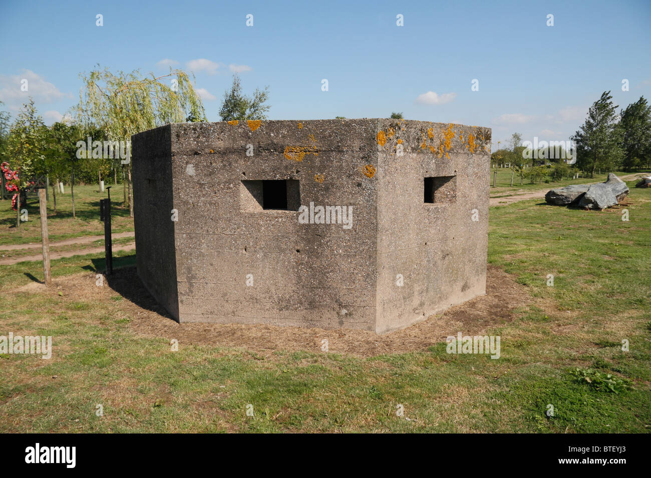 Einen Weltkrieg zwei defensiven Beton Bunker am Rande eines Flusses auf der National Memorial Arboretum, Alrewas, UK. Stockfoto