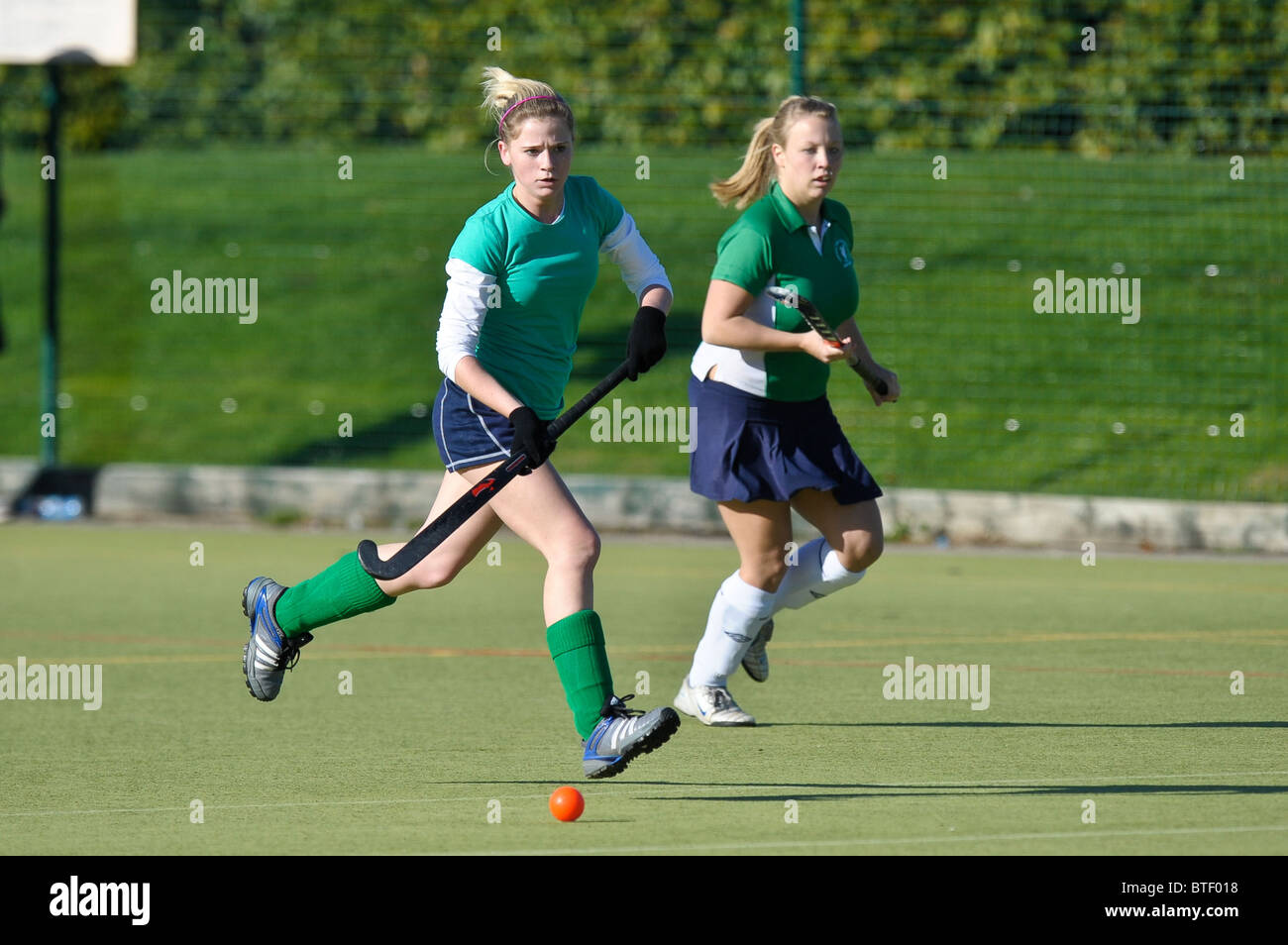 Ein Eishockeyspiel an einer Universität. Varsity Sport am Nachmittag. Stockfoto