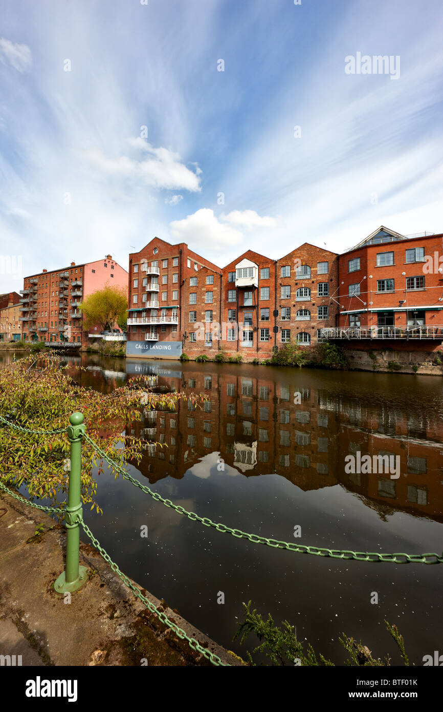 Blick über den Fluss Aire / Leeds-Liverpool canal, The Calls, Stadtzentrum von Leeds, Yorkshire Stockfoto