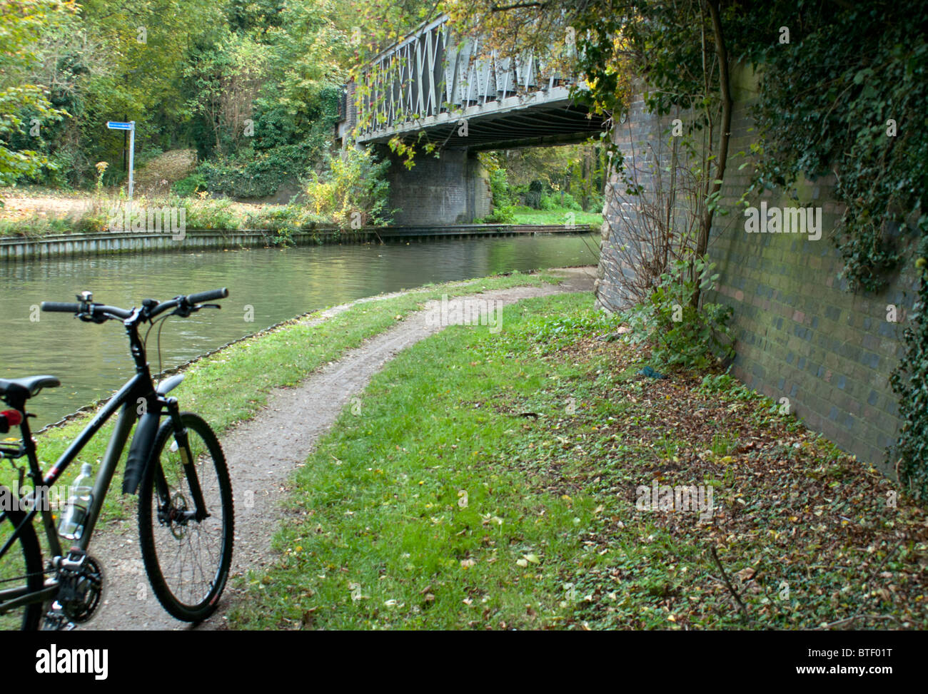 Fahrrad auf Kanal Weg am Wasser Stockfoto