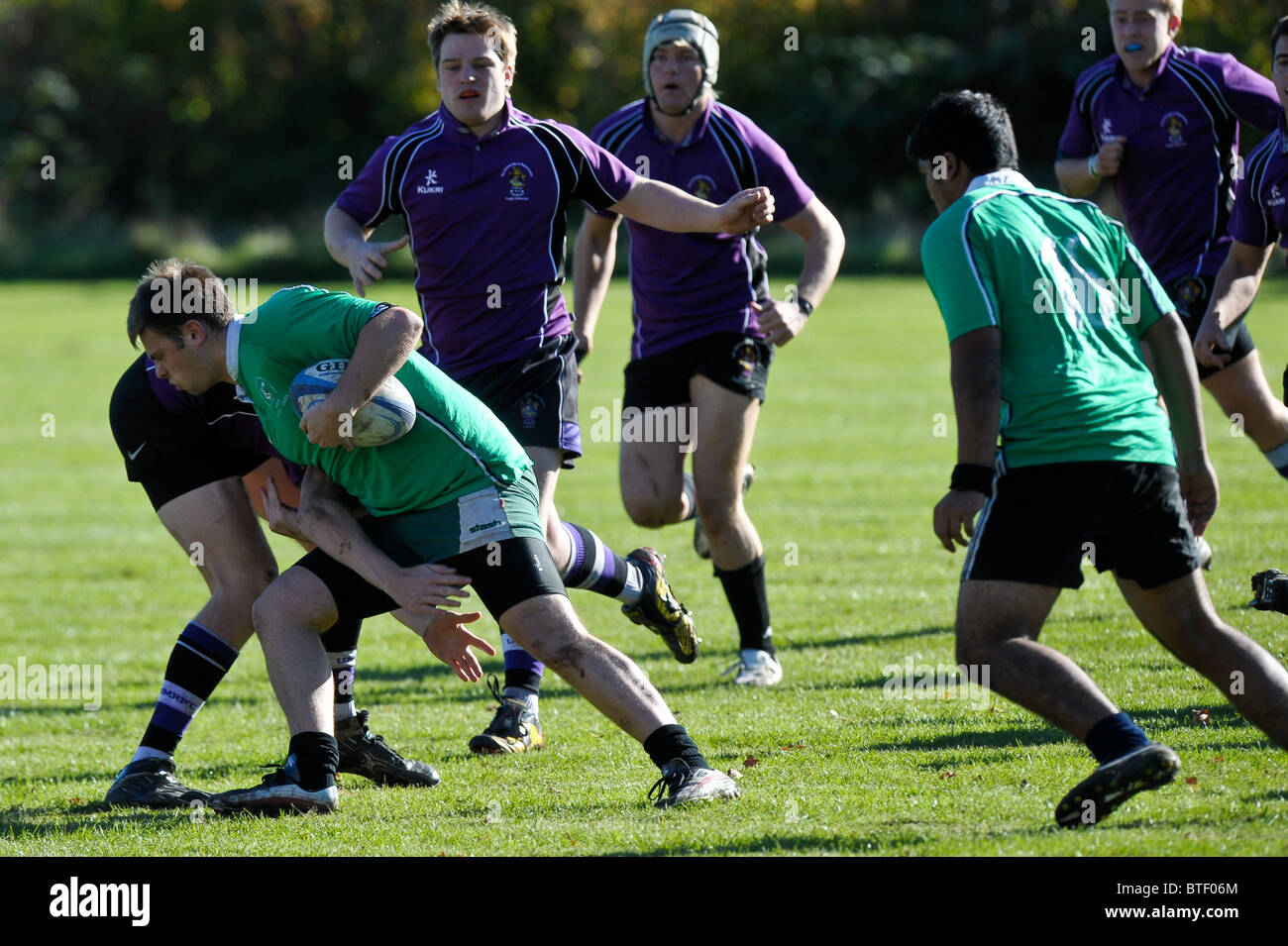 Ein Rugby-Spiel an einer Universität. Varsity Sport am Nachmittag. Stockfoto