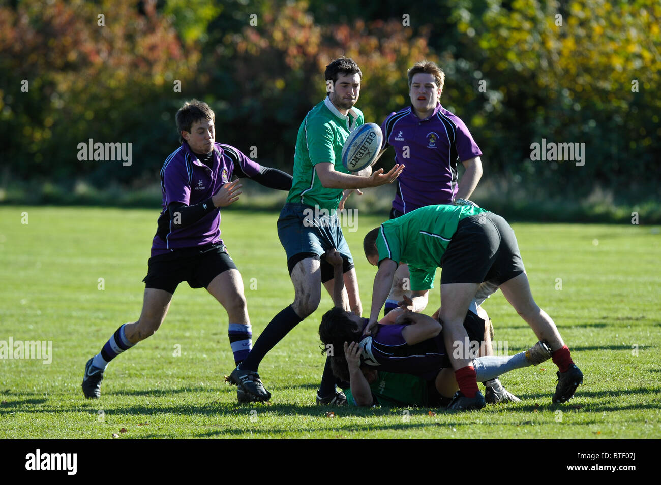 Ein Rugby-Spiel an einer Universität. Varsity Sport am Nachmittag. Stockfoto
