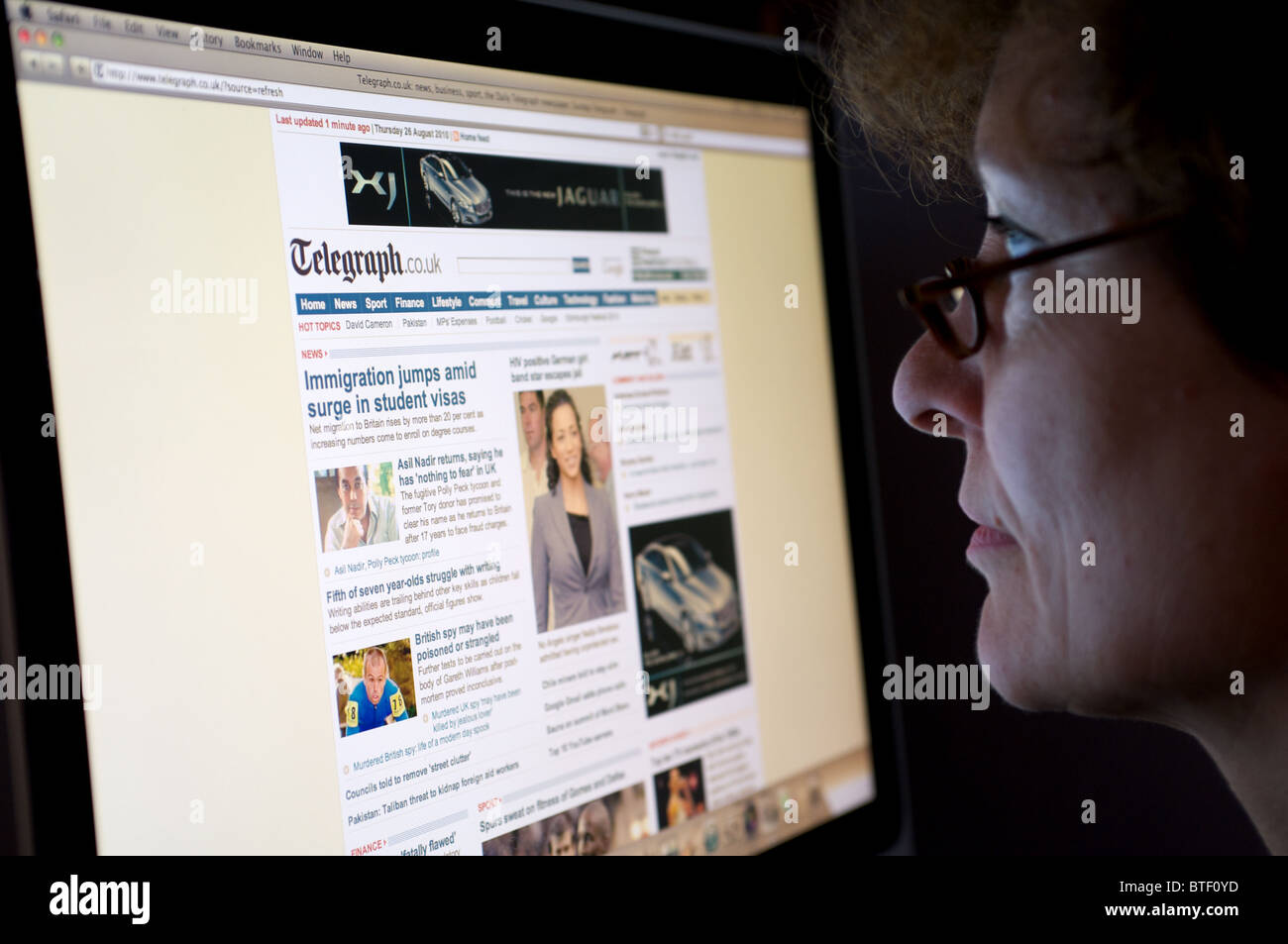 Frau liest die Online-Ausgabe der Zeitung Daily Telegraph Stockfoto