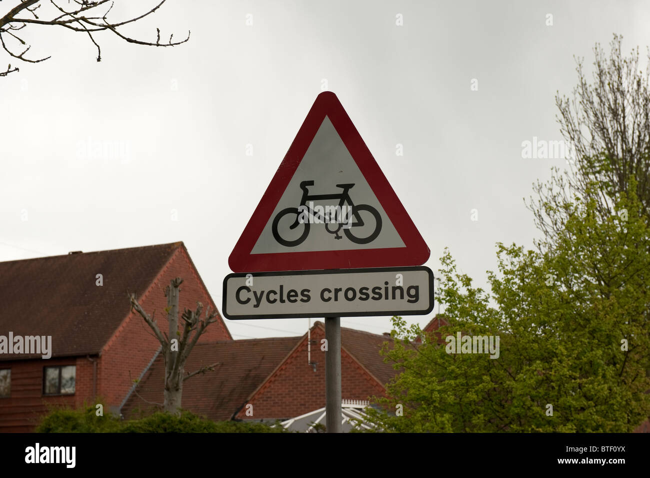 Hüten Sie sich vor Überquerung Roadsign-Zyklen Stockfoto