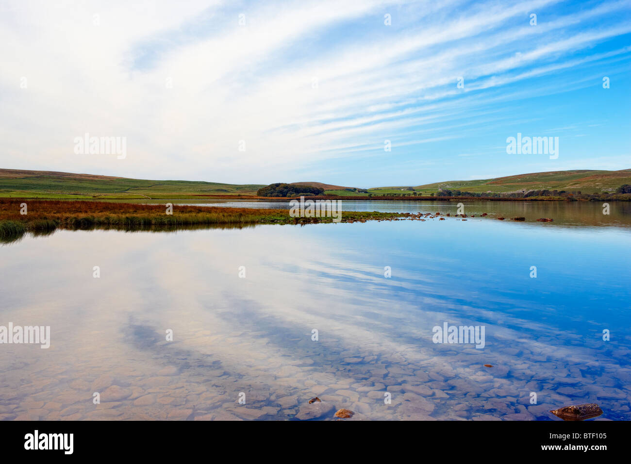 Malham Tarn, in den Yorkshire Dales, Frühherbst. Von der Pennine Way Fußweg Stockfoto