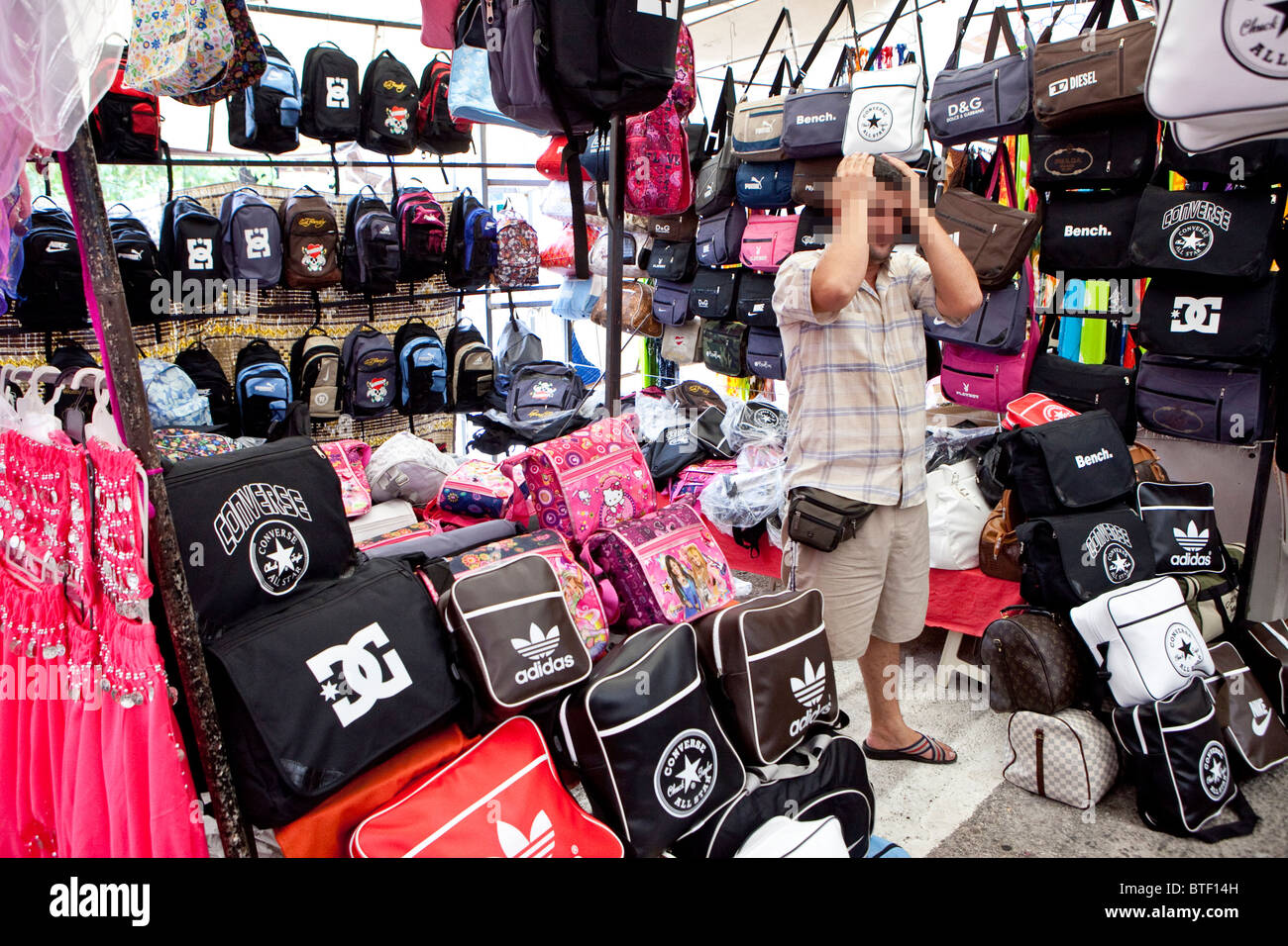 Nachgeahmte und gefälschte waren zum Verkauf an Touristen in einem türkischen Markt Stockfoto