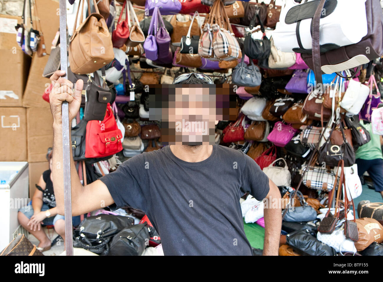 Nachgeahmte und gefälschte waren zum Verkauf an Touristen in einem türkischen Markt Stockfoto