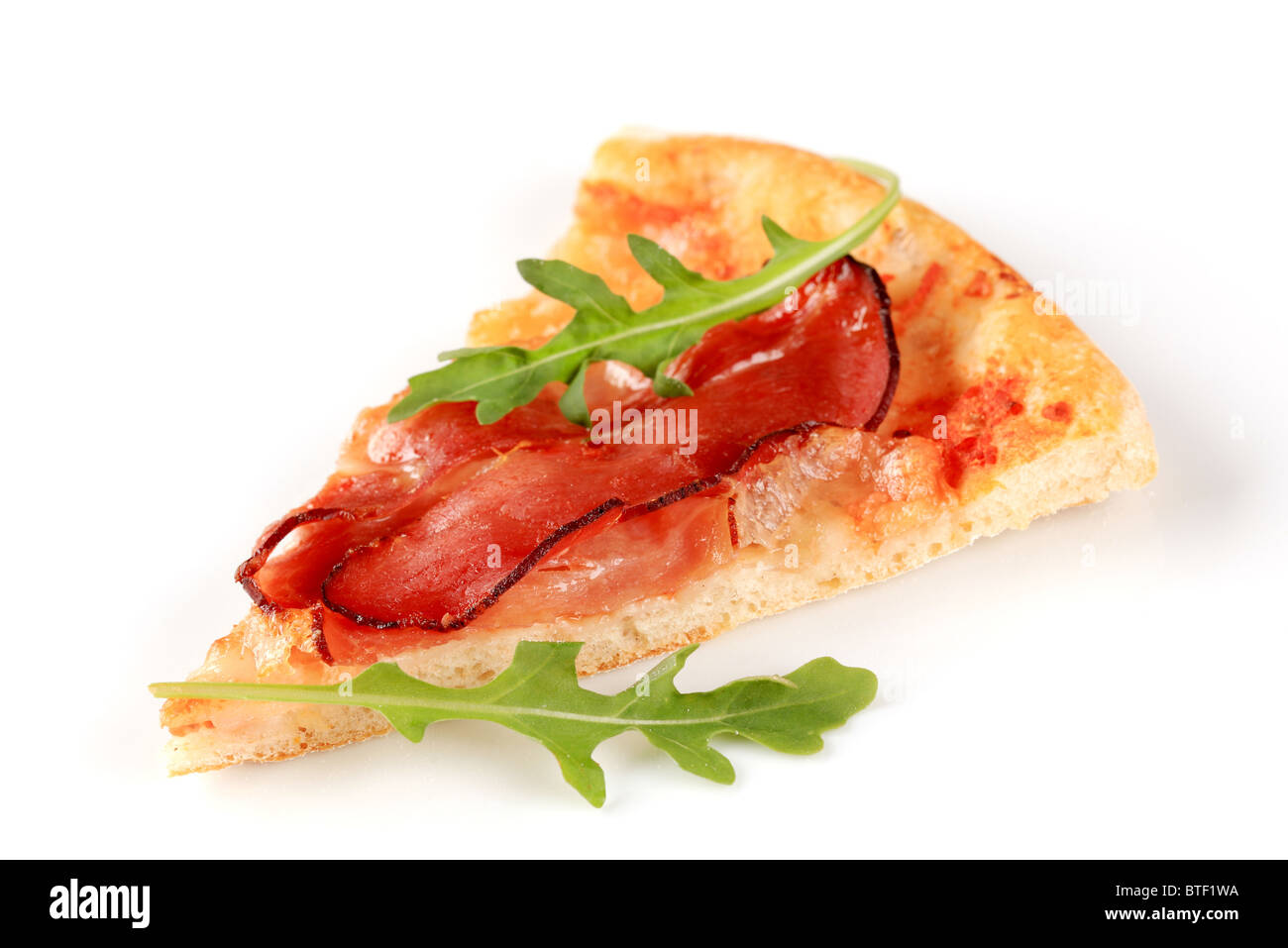 Stück Pizza mit Scheiben Schinken an der Spitze Stockfoto