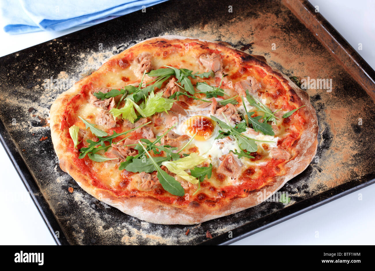 Frisch gebackenes Thunfisch Pizza auf einem Backblech Stockfoto