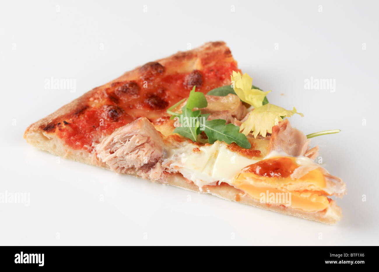 Stück Thunfisch Pizza - Studio gedreht Stockfoto