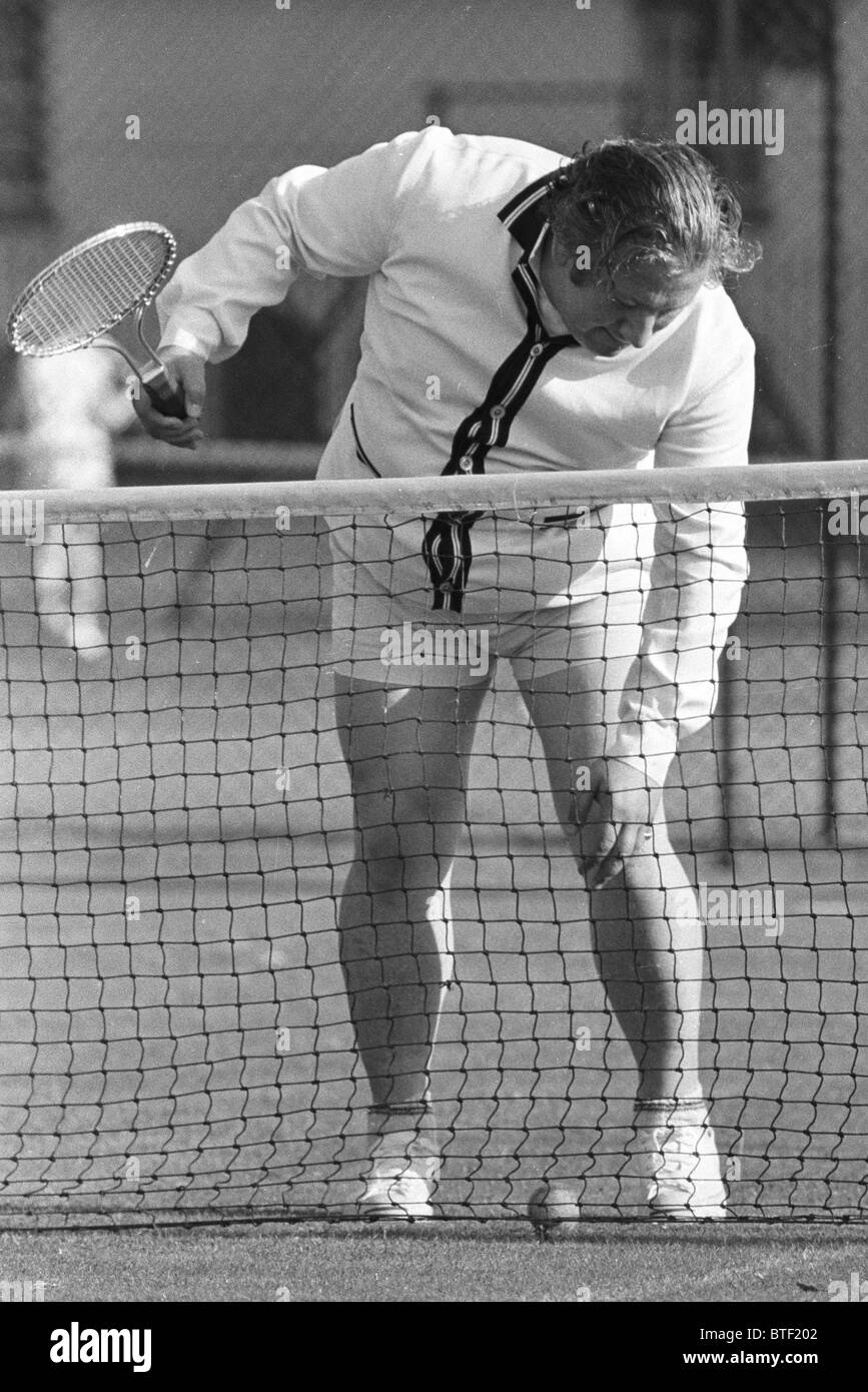 Eine untauglich aussehende Peter Ustinov ein überraschend gutes Spiel Tennis handeln am Chichester Festival Theatre 1960 Stockfoto