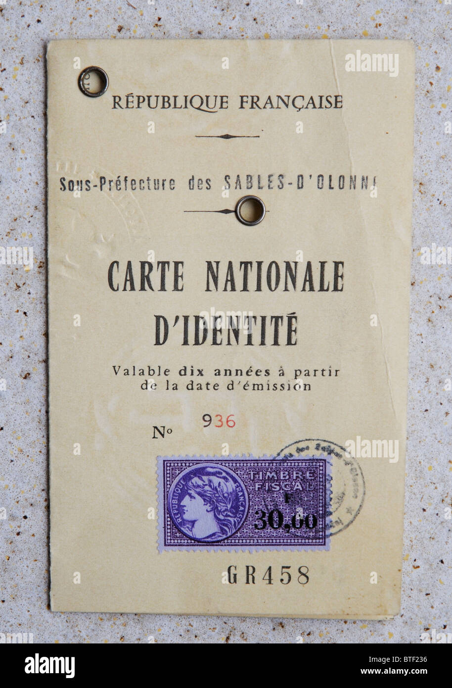 Alten französischen nationalen Personalausweis, ausgestellt in Des Sables d' Olonne in der Vendee-Region von Frankreich Stockfoto