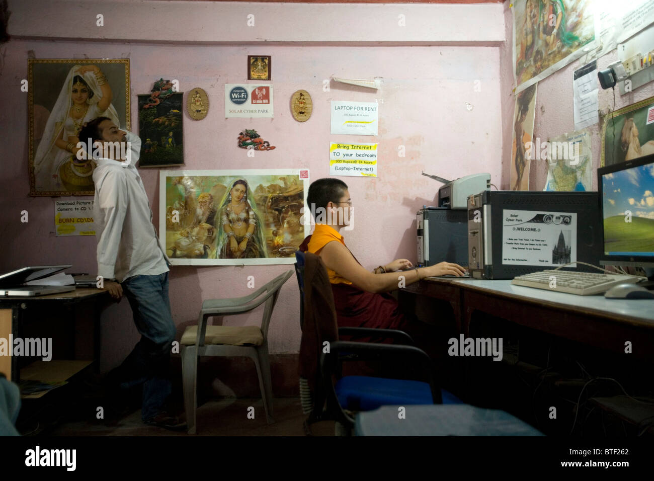 Jungen tibetischen Mönch in einem Internet Café, Bodhgaya, Bihar, Indien. Stockfoto