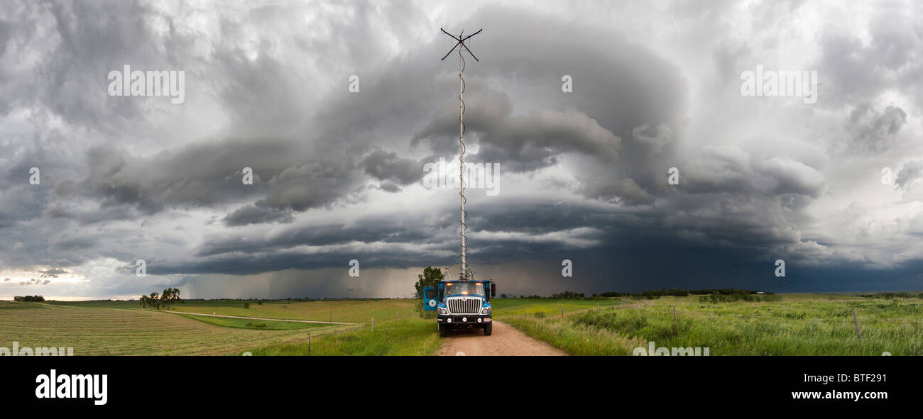 Das Doppler auf Rädern-Radar-LKW geparkt in der Nähe von Pickstown, South Dakota, 3. Juni 2010, als ein Sturm wütet im Hintergrund. Stockfoto