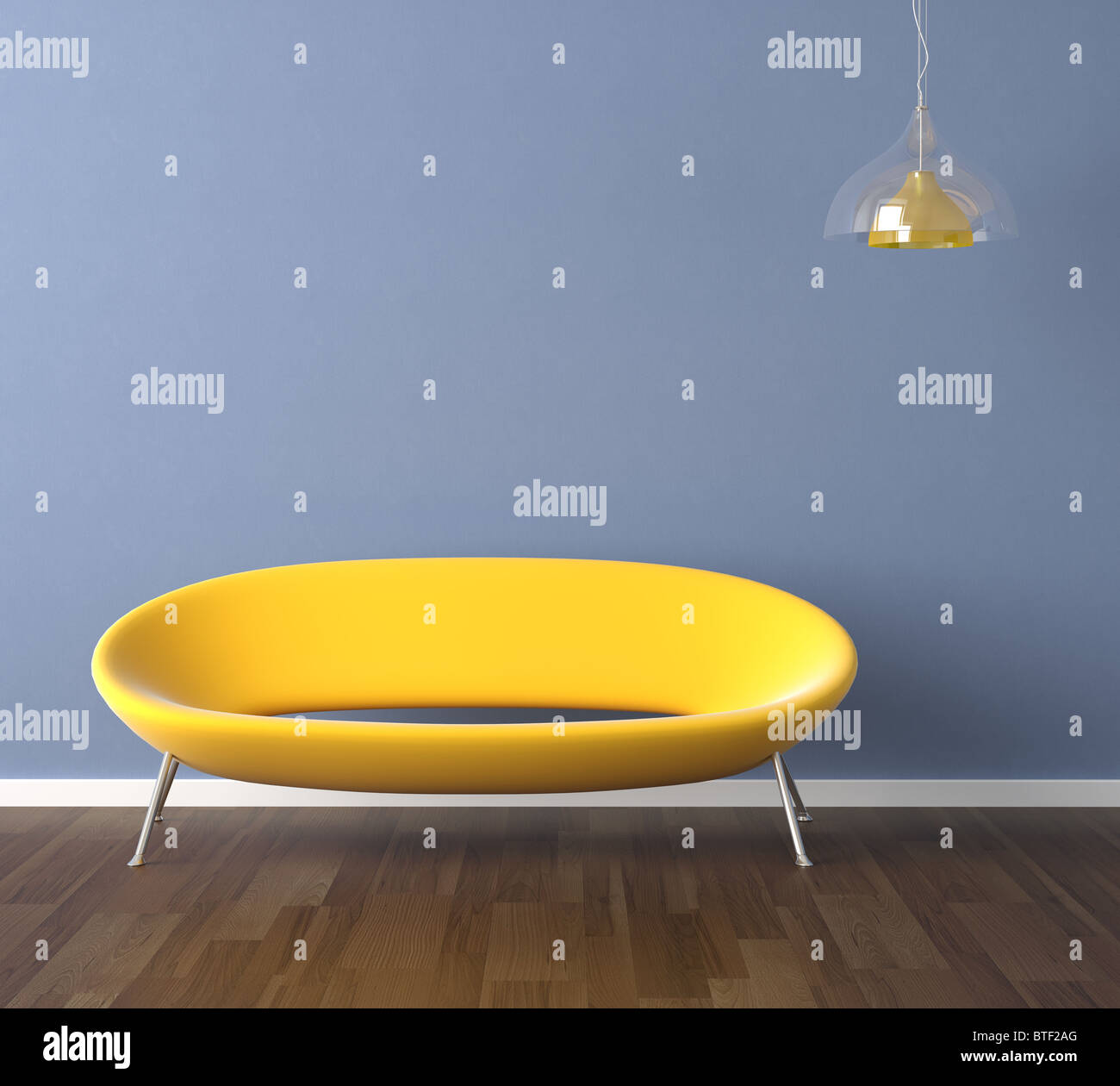 Interior Design-Szene eine moderne gelbe Couch mit Lampe an blauen Wand, Textfreiraum an der Wand Stockfoto