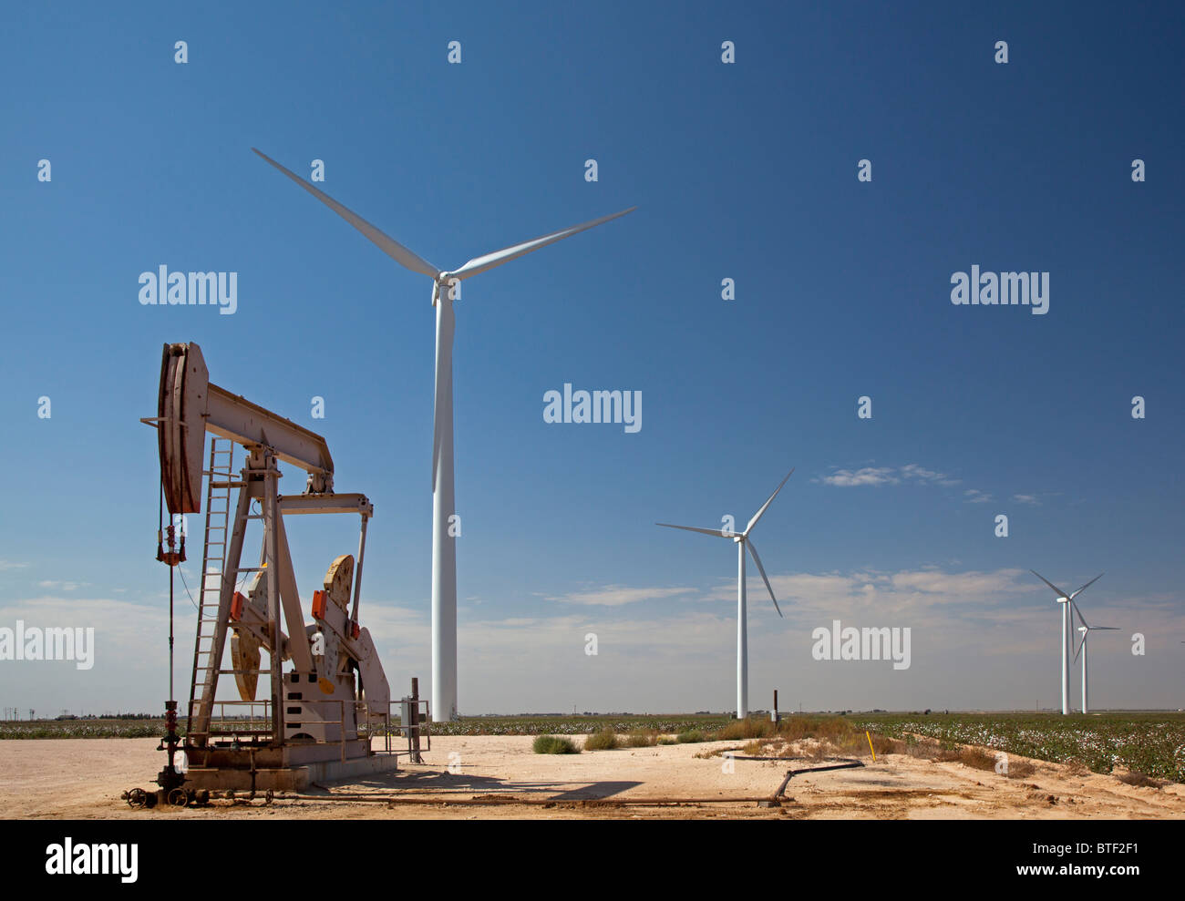 Stanton, Texas - einer Ölquelle und Windkraftanlagen in West-Texas. Stockfoto