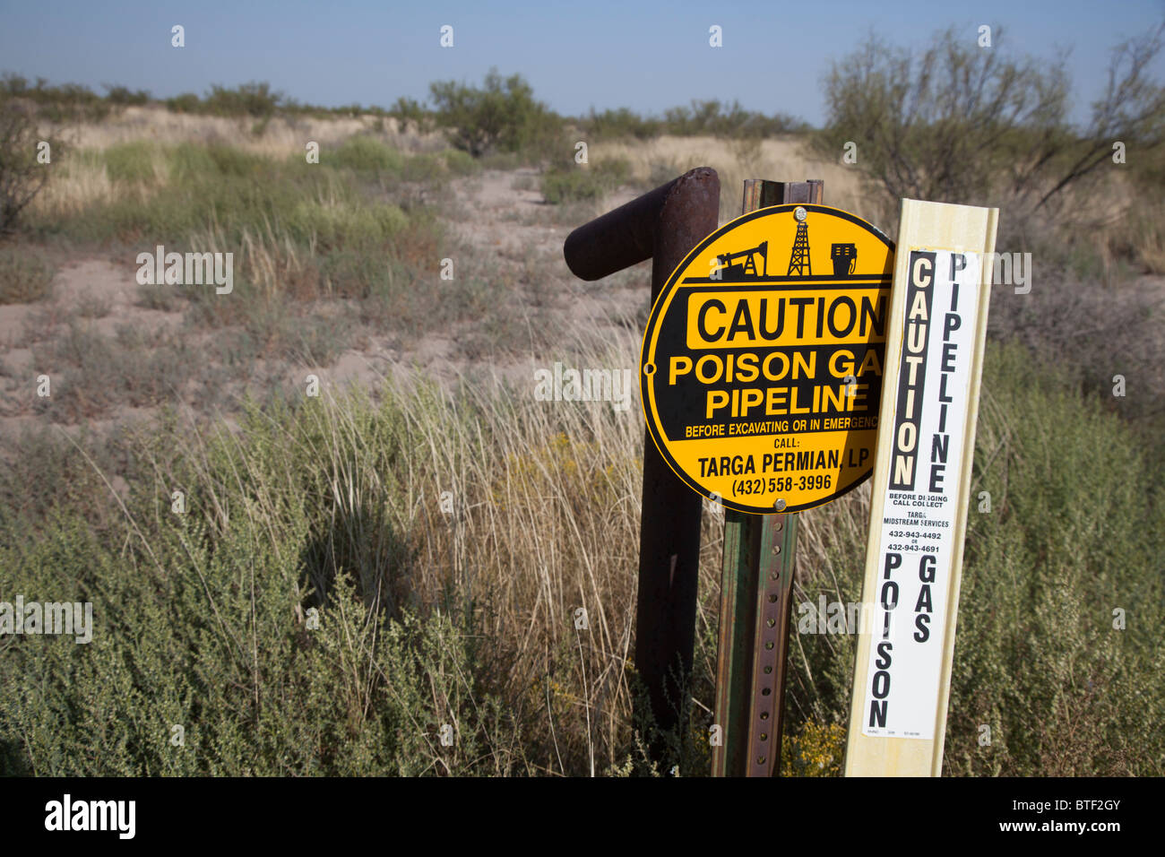 Grandfalls, Texas - warnt ein Schild von einem unterirdischen Erdgas-Pipeline im Westen von Texas. Stockfoto