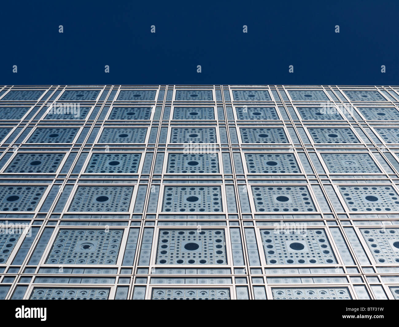Außenansicht des hellen empfindlichen Fassade und Fenster in das Institut du Monde Arabe in Paris Frankreich Architekt Jean Nouvel Stockfoto