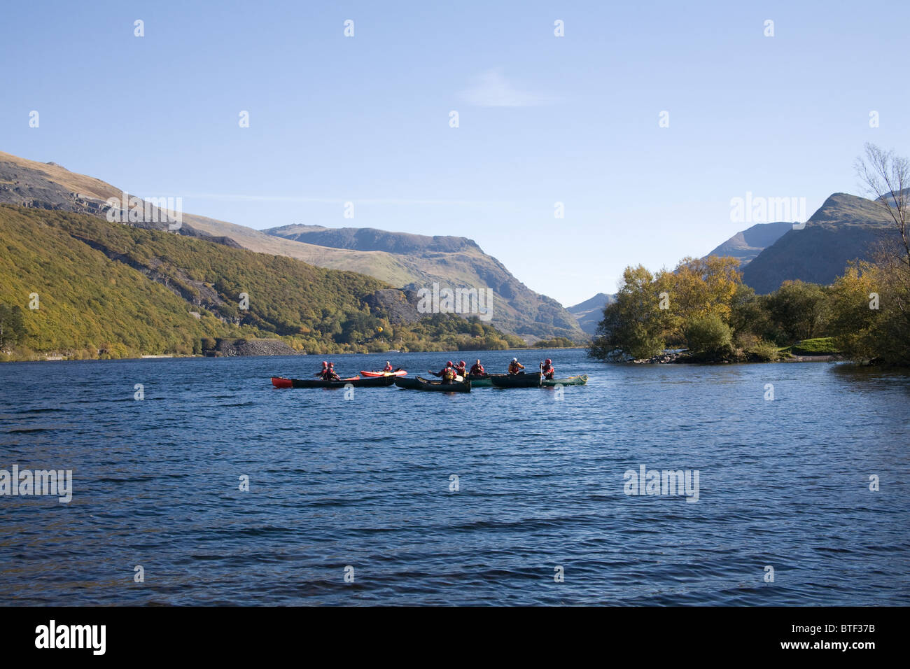 Llanberis Gwynedd North Wales UK Lehrer Schüler beizubringen, ein kanadisches Kanu auf Padarn See Steuern Stockfoto