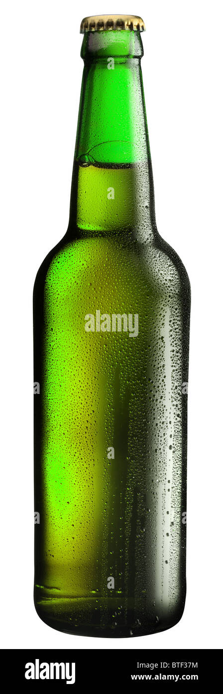 Eine Flasche Bier mit Tropfen auf weißem Hintergrund. Die Datei enthält einen Pfad zu schneiden. Stockfoto