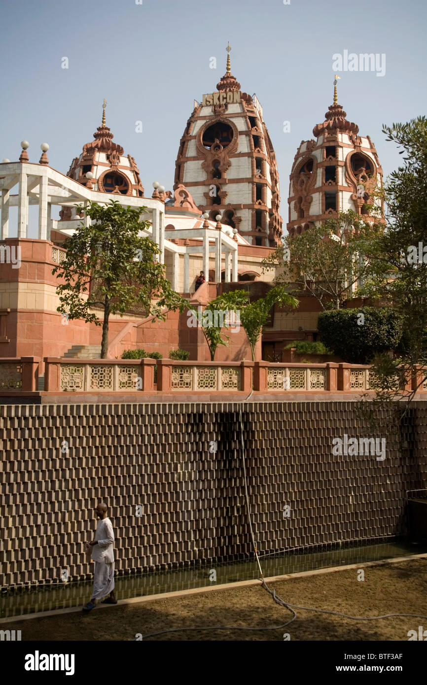 Hare-Krishna widmen beten in den Garten der Iskon Tempel, Delhi, Indien. Stockfoto