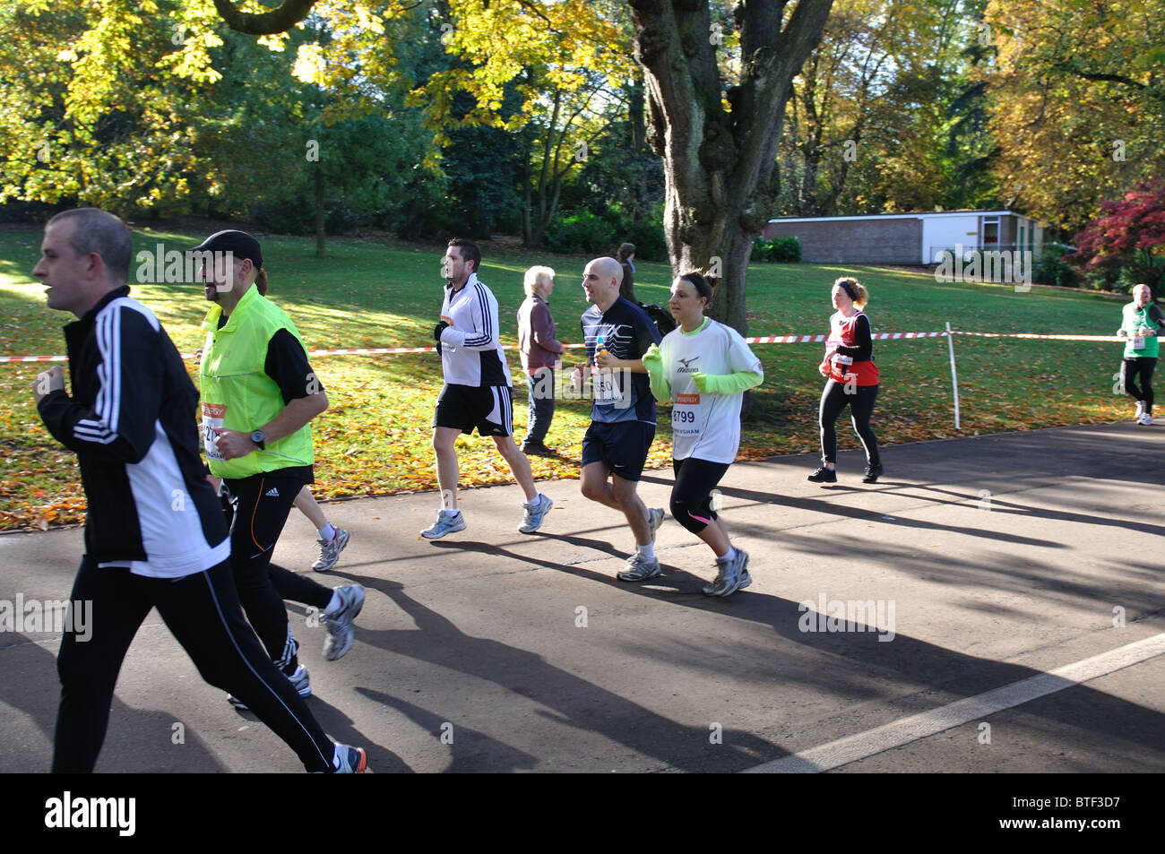 Läufer in Birmingham Half Marathon Rennen in Cannon Hill Park Stockfoto