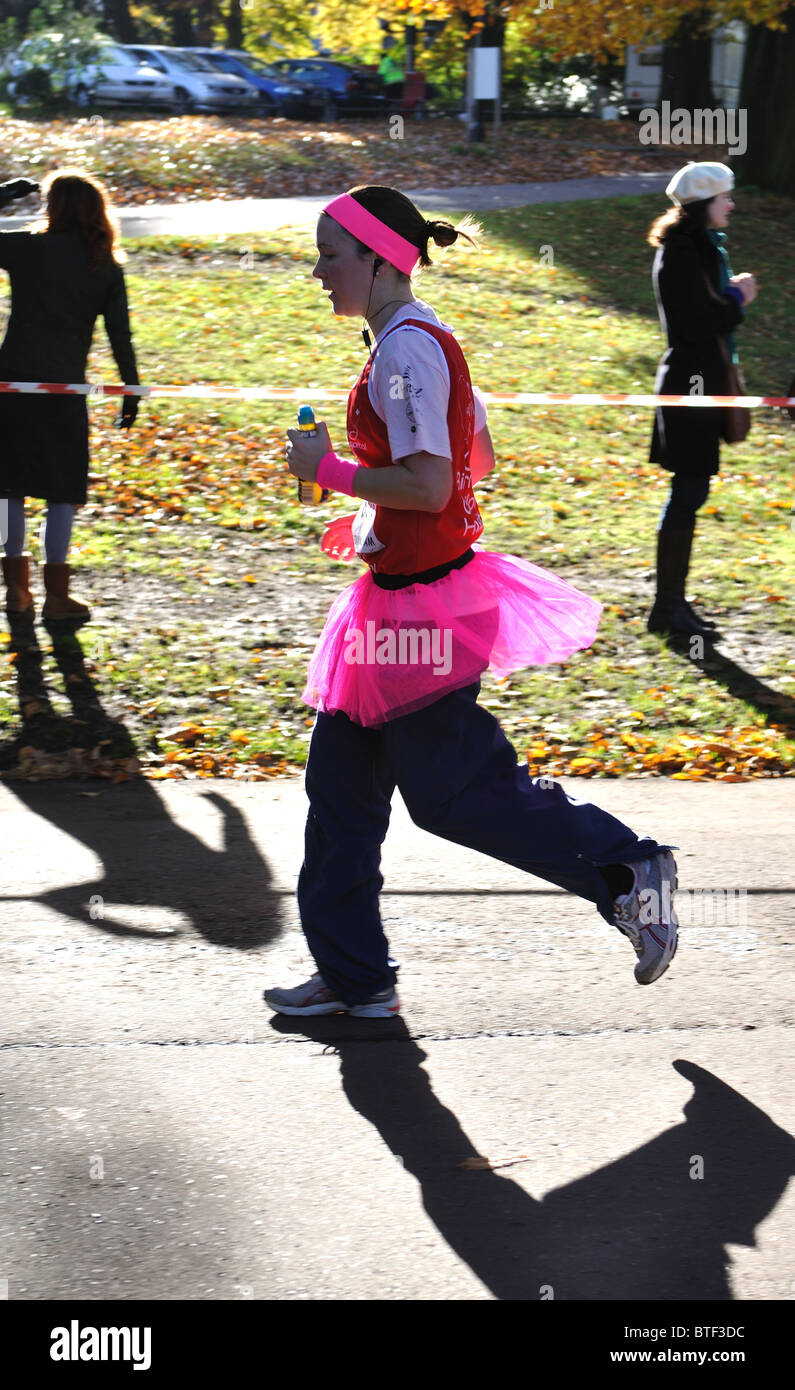 Läufer in Birmingham Half Marathon Rennen in Cannon Hill Park Stockfoto