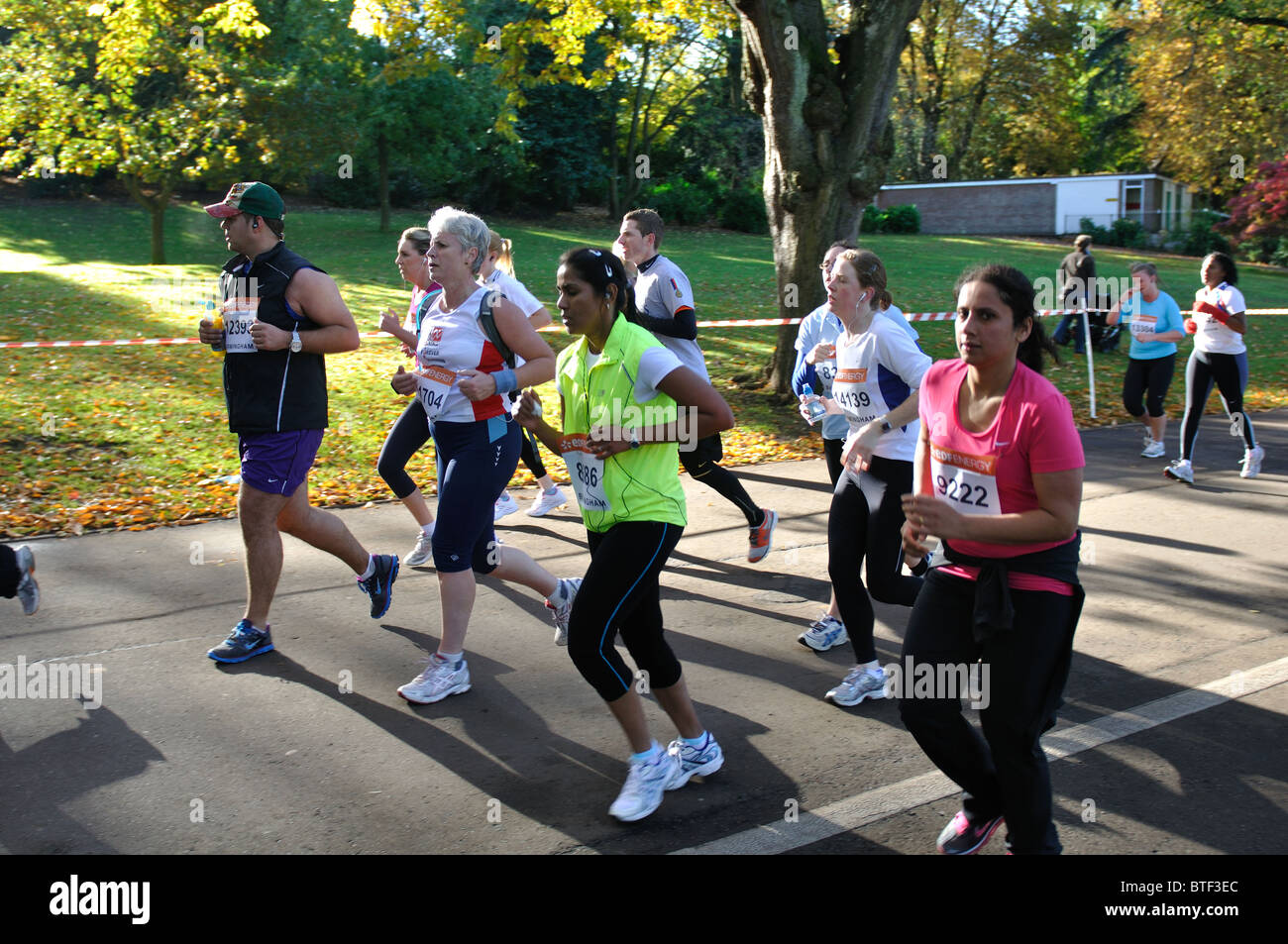 Läufer in Birmingham Half Marathon Rennen in Cannon Hill Park Stockfoto