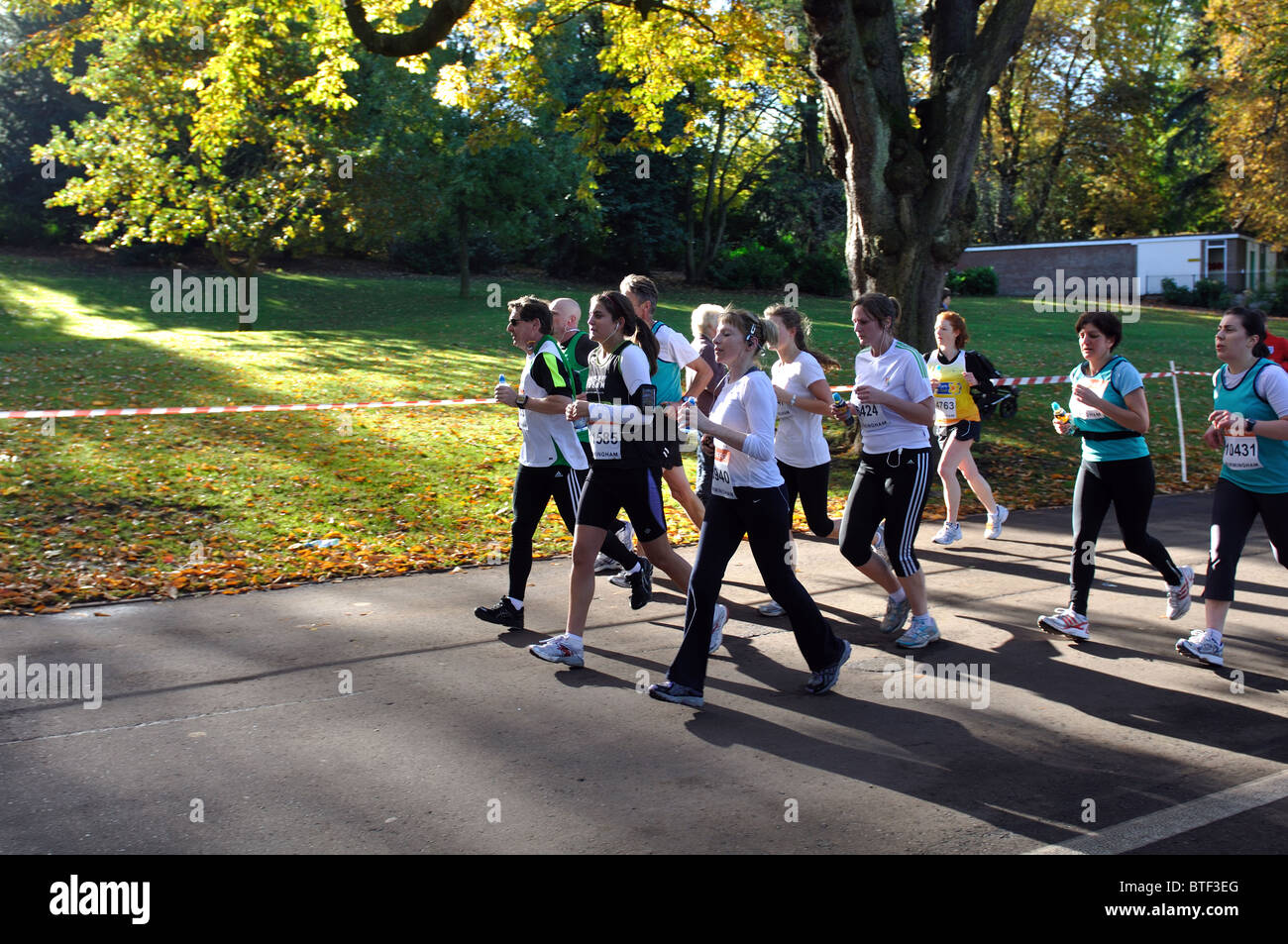 Läufer in Birmingham Half Marathon Rennen in Cannon Hill Park Stockfoto