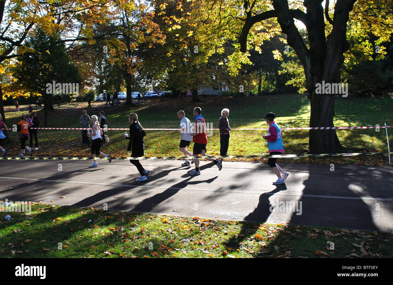 Läufer in Birmingham Half Marathon Rennen in Cannon Hill Park Stockfoto