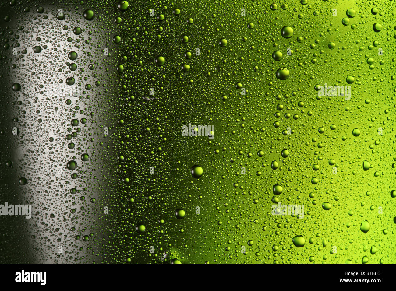 Textur Wassertropfen auf die Flasche Bier. Stockfoto
