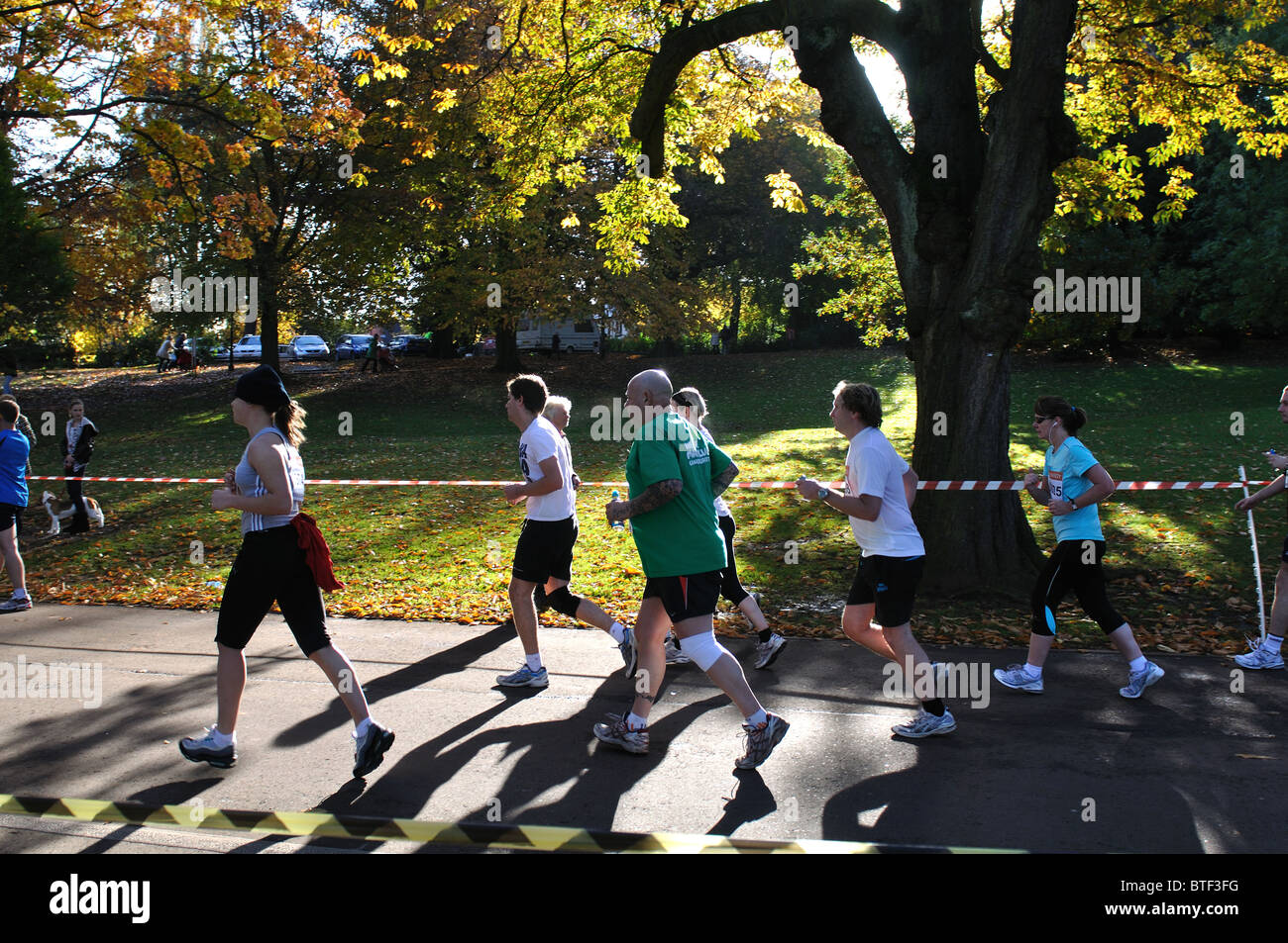 Läufer in Birmingham Half Marathon Rennen in Cannon Hill Park Stockfoto
