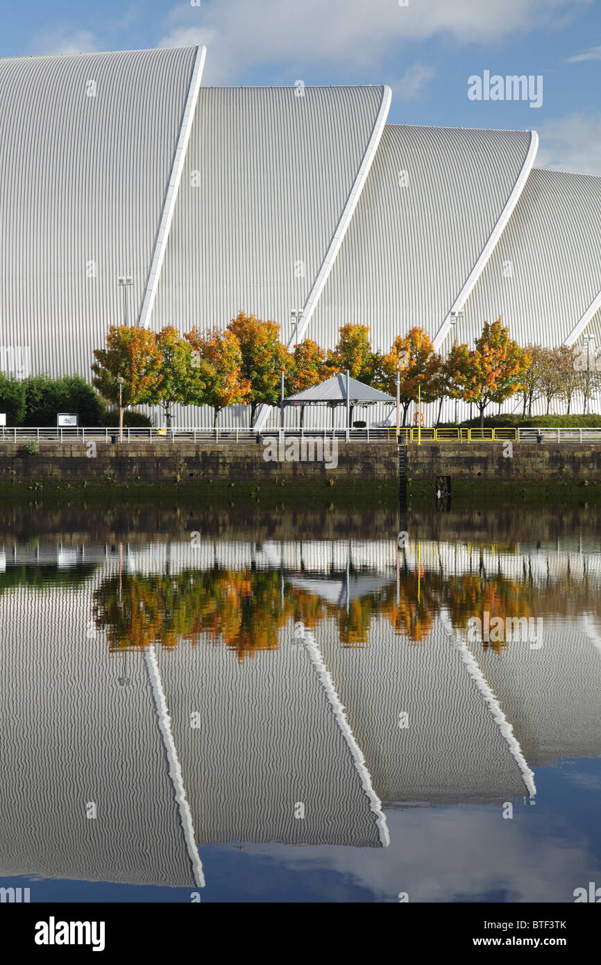 SEC Armadillo / Clyde Auditorium am Fluss Clyde im Herbst, Glasgow, Schottland, Großbritannien Stockfoto