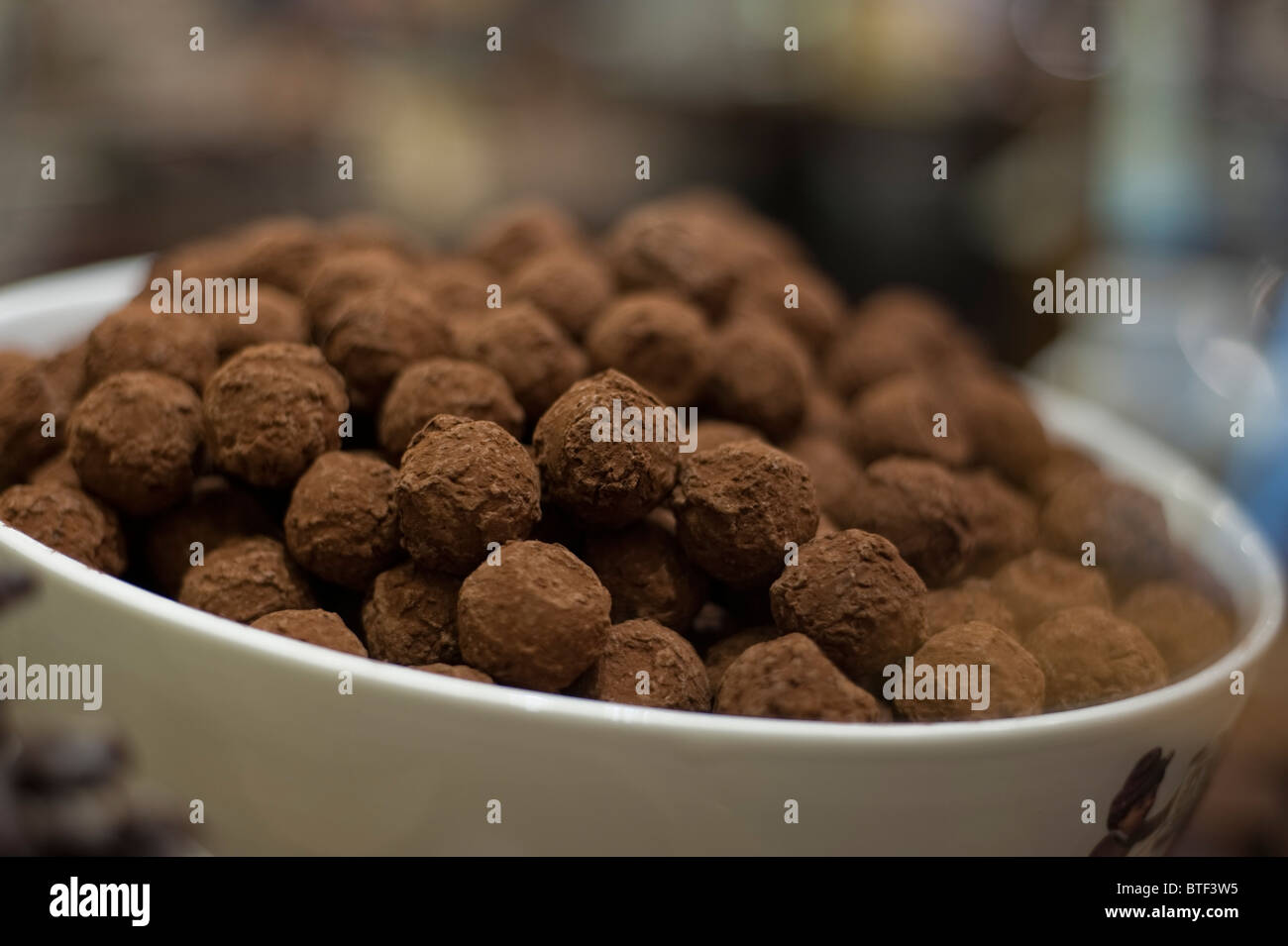 PARIS, FRANKREICH, Salon du Chocolat: Gourmet-Schokoladenfestival, Detail-Trüffel auf Teller, „Chapon“ Stockfoto