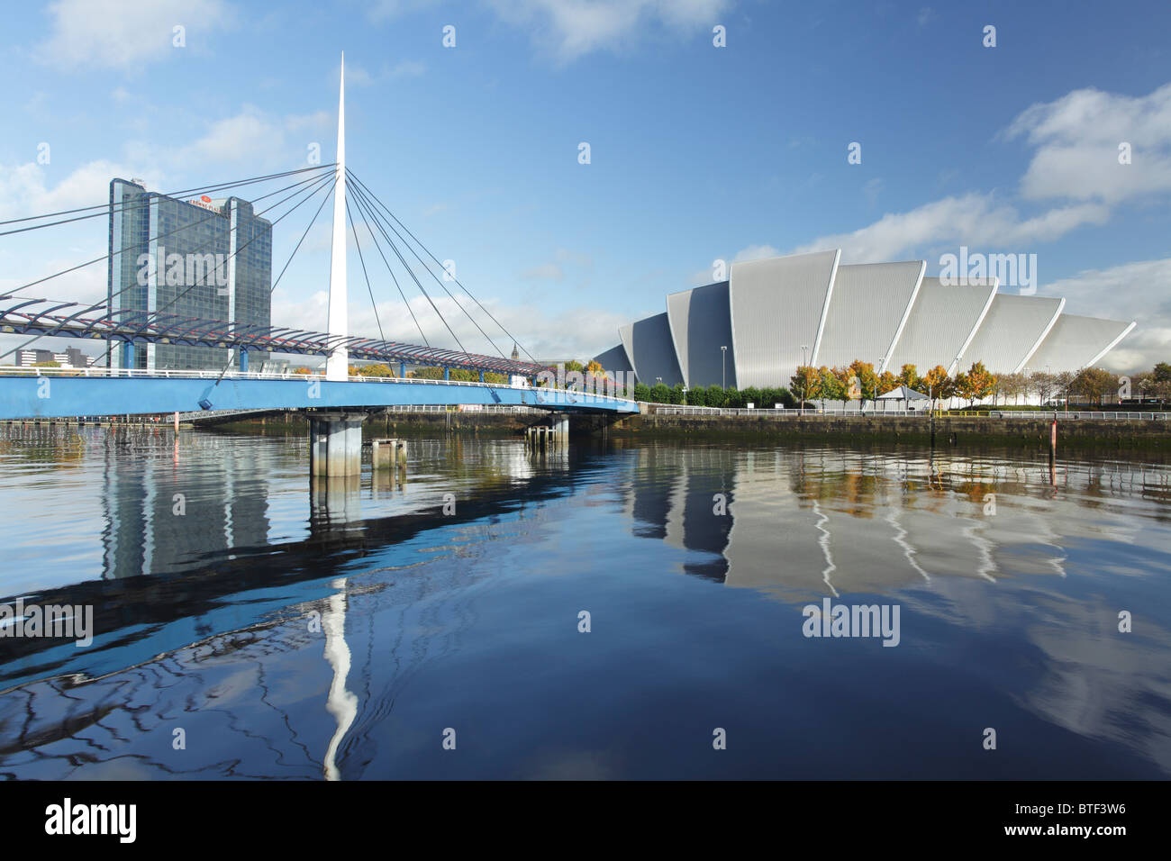 SEC Armadillo / Clyde Auditorium und Bell's Bridge over the River Clyde im Herbst, Glasgow, Schottland, Großbritannien Stockfoto