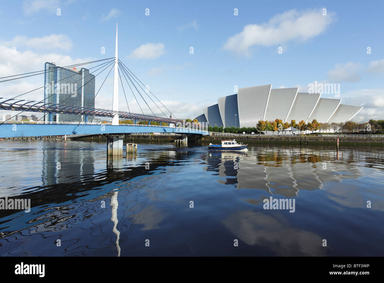 SEC Armadillo / Clyde Auditorium und Bell's Bridge over the River Clyde im Herbst, Glasgow, Schottland, Großbritannien Stockfoto