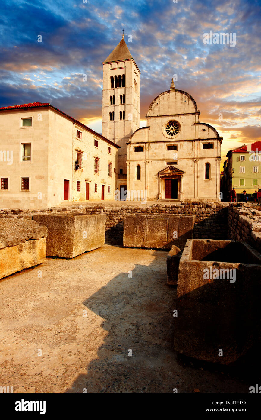 Romaesque Fassade der Kirche St Mary - Datum von 1105 - Zadar, Kroatien Stockfoto