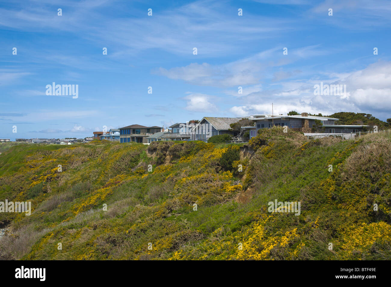 Häuser auf Klippe im Bandon Beach an der Pazifik-Küste in Bandon, Oregon Stockfoto