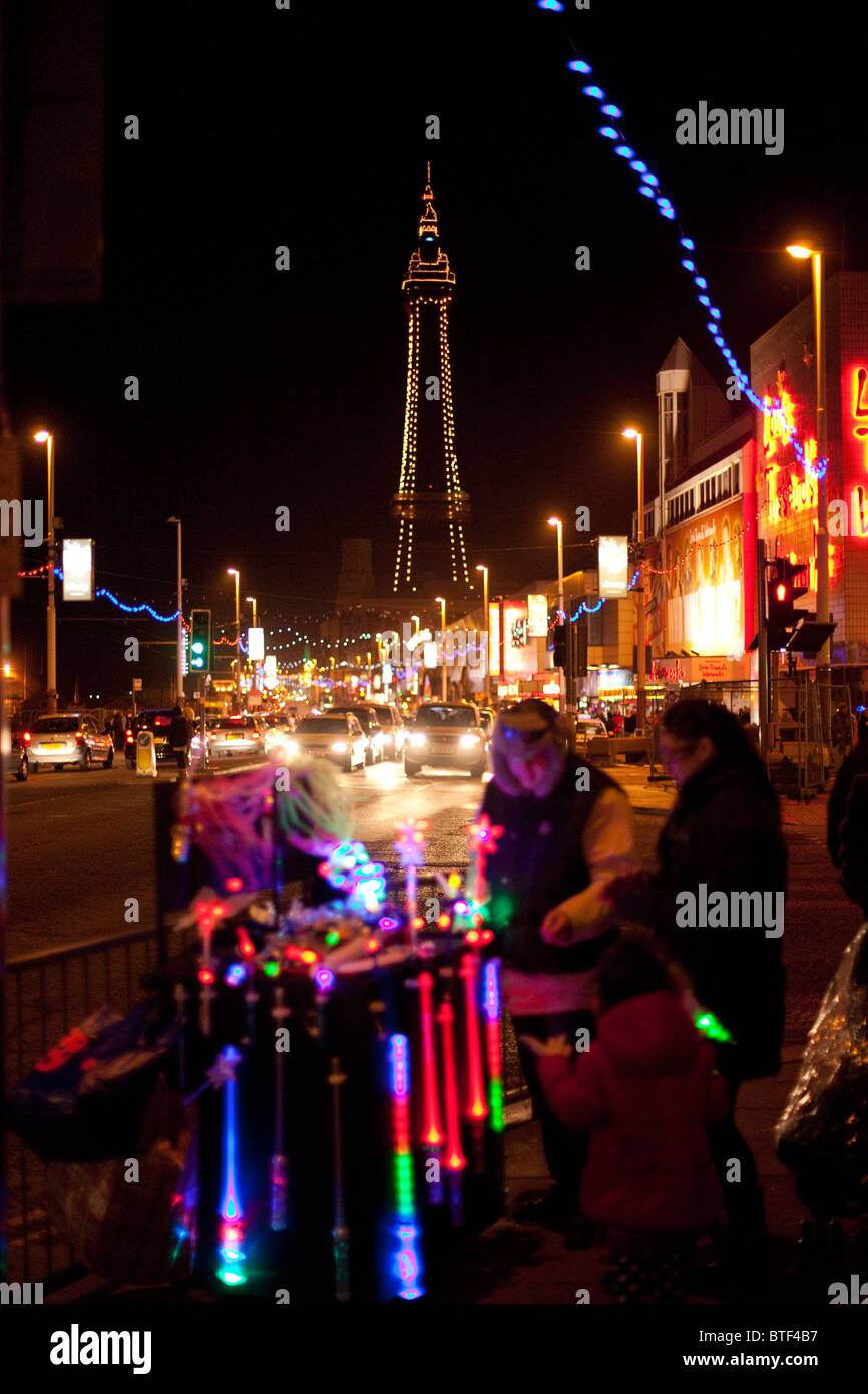 Straßenhändler verkaufen beleuchtete beleuchtet Spielzeug vor Blackpool Ablichtungen. Stockfoto