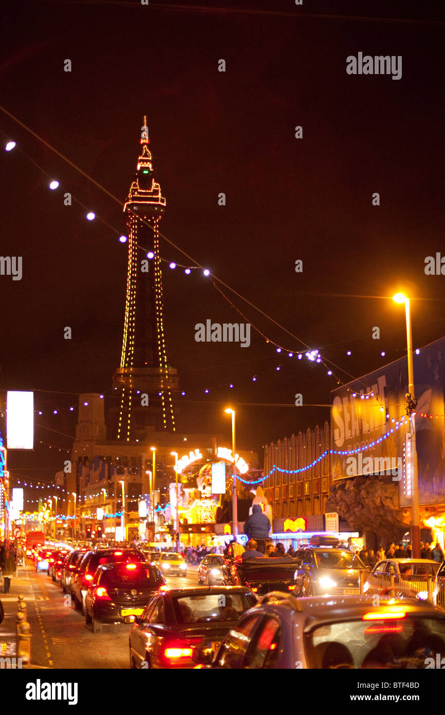 Warteschlangen Verkehr auf der Promenade in Blackpool Fahrt durch die Beleuchtung sehen Stockfoto