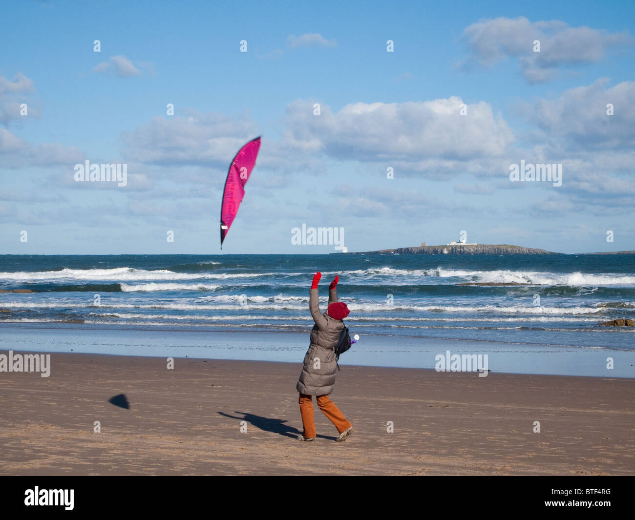 Einführung eines Kites am Strand von Bamburgh Stockfoto
