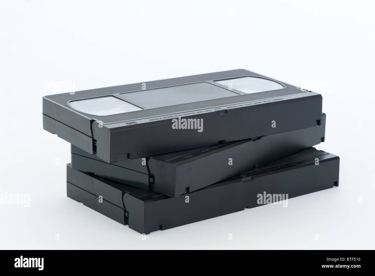 Drei VHSKassetten gestapelt auf einem weißen Hintergrund isoliert