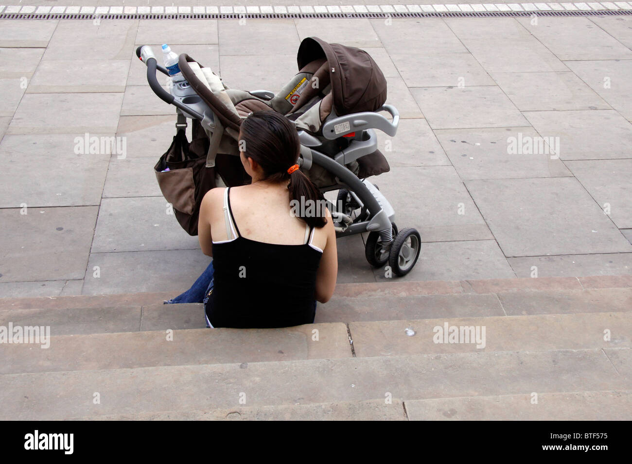 Mutter mit ihrem Baby und Kinderwagen im Vereinigten Königreich Stockfoto