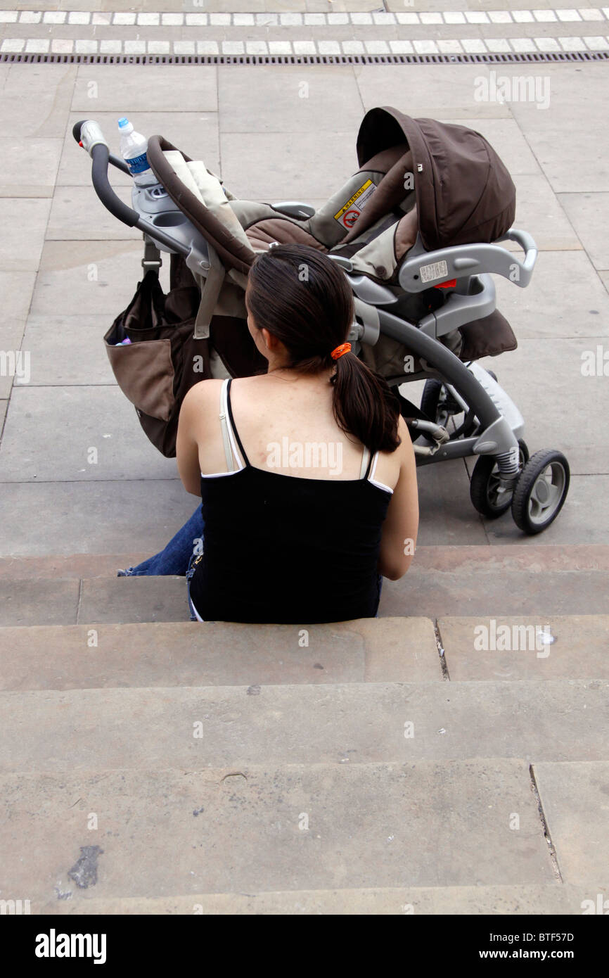Mutter mit ihrem Baby und Kinderwagen im Vereinigten Königreich Stockfoto