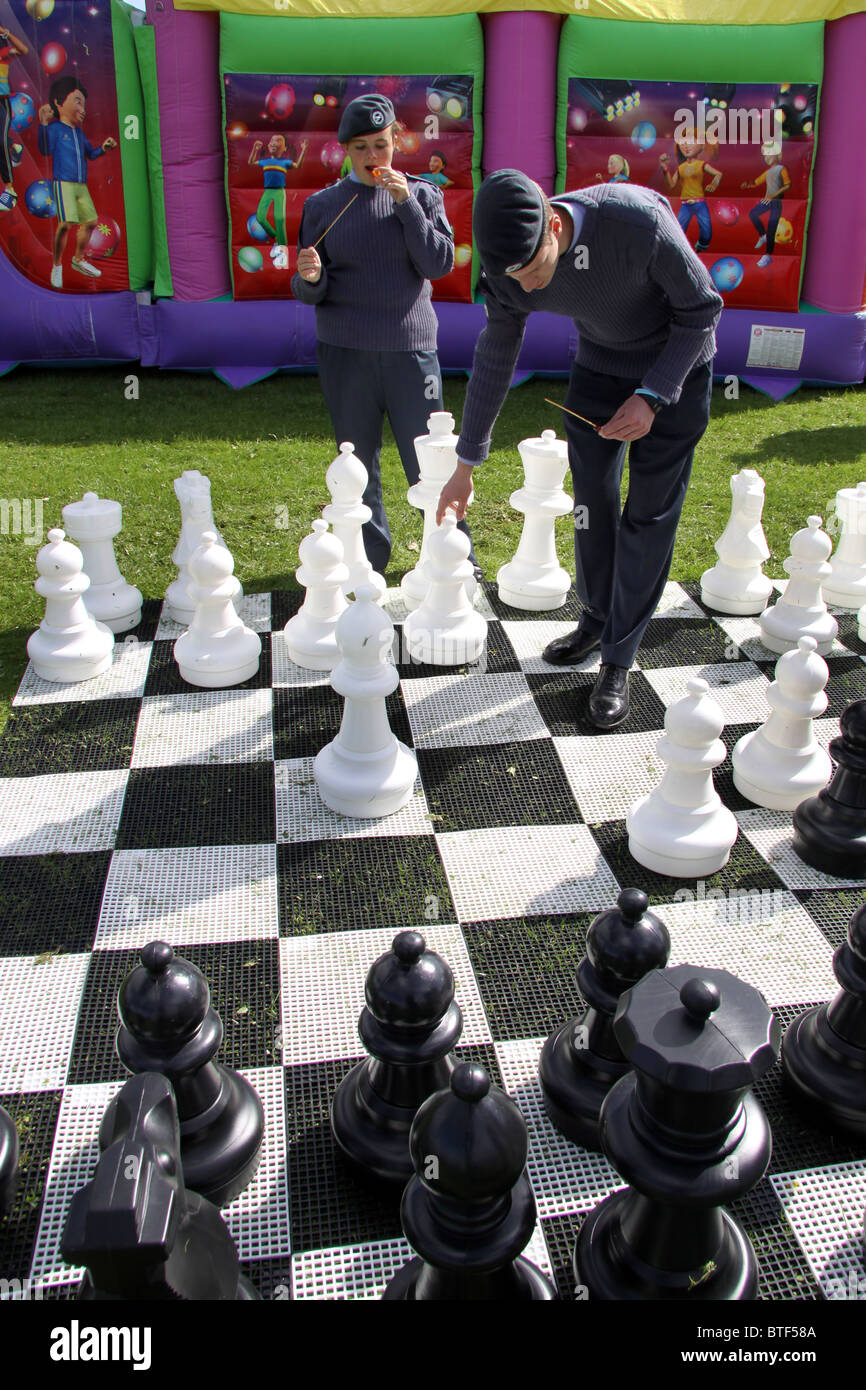 Air Cadets Schach zu spielen, auf einem großen Outdoor-Schachbrett im Vereinigten Königreich Stockfoto