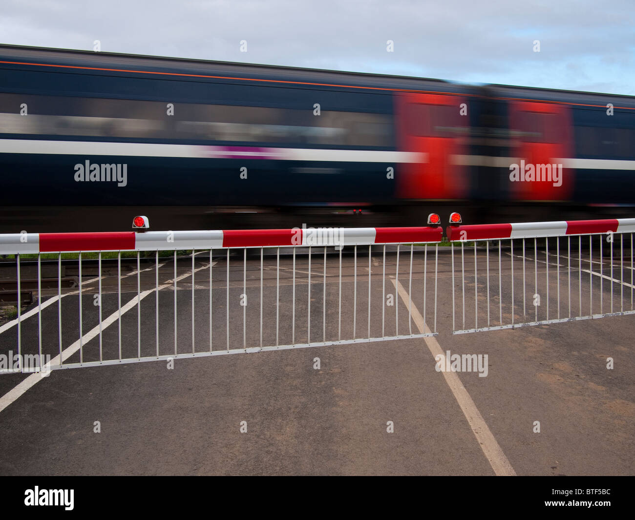 Beschleunigung durch Bahnübergang, Northumberland zu trainieren Stockfoto