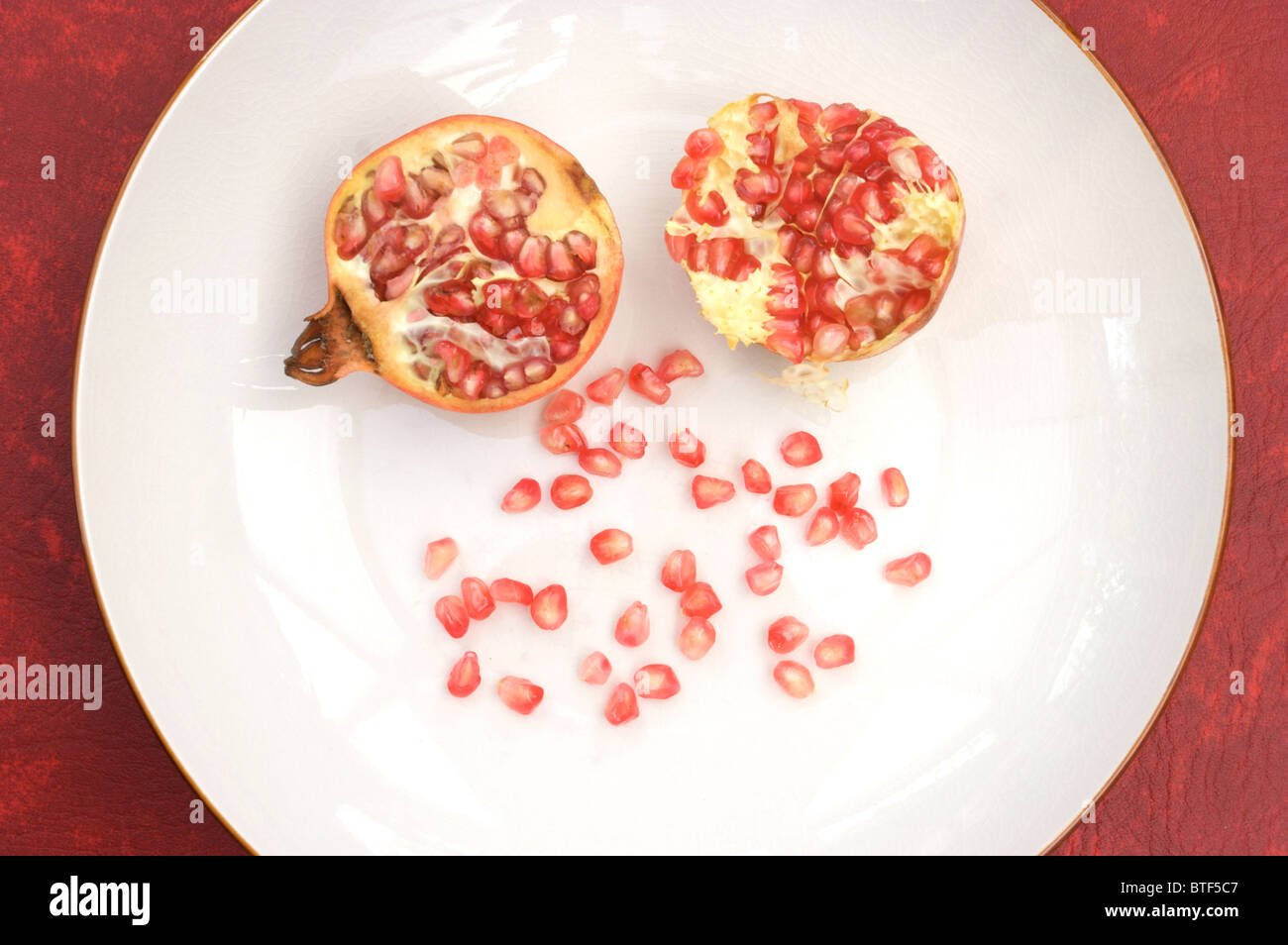 Granatapfel 2 Hälften, Samen, Obst, exotische Früchte, gesunde Lebensmittel, Heilmittel, Stockfoto