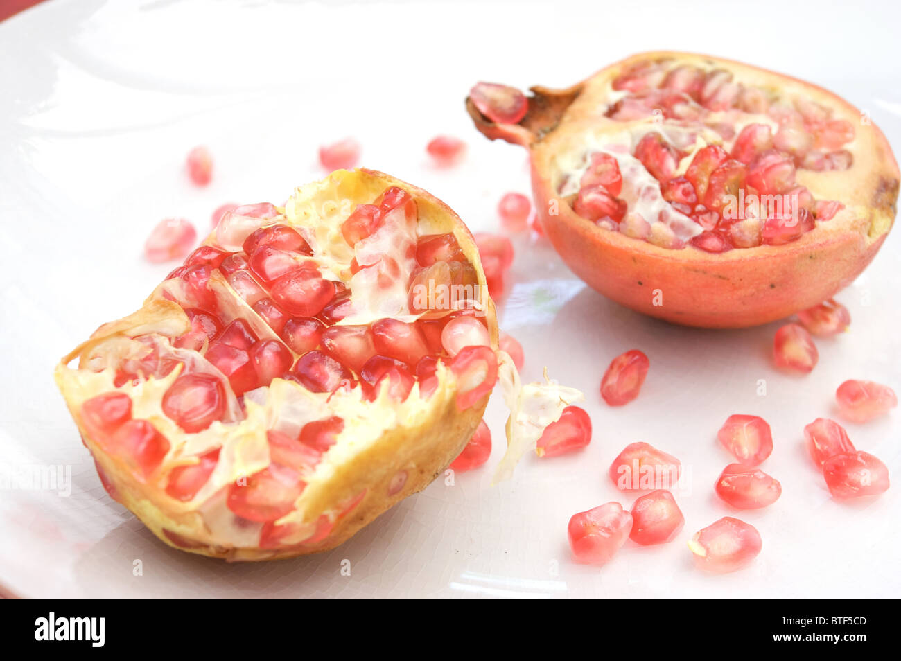 Granatapfel 2 Hälften, Samen, Obst, exotische Früchte, gesunde Lebensmittel, Heilmittel, Stockfoto