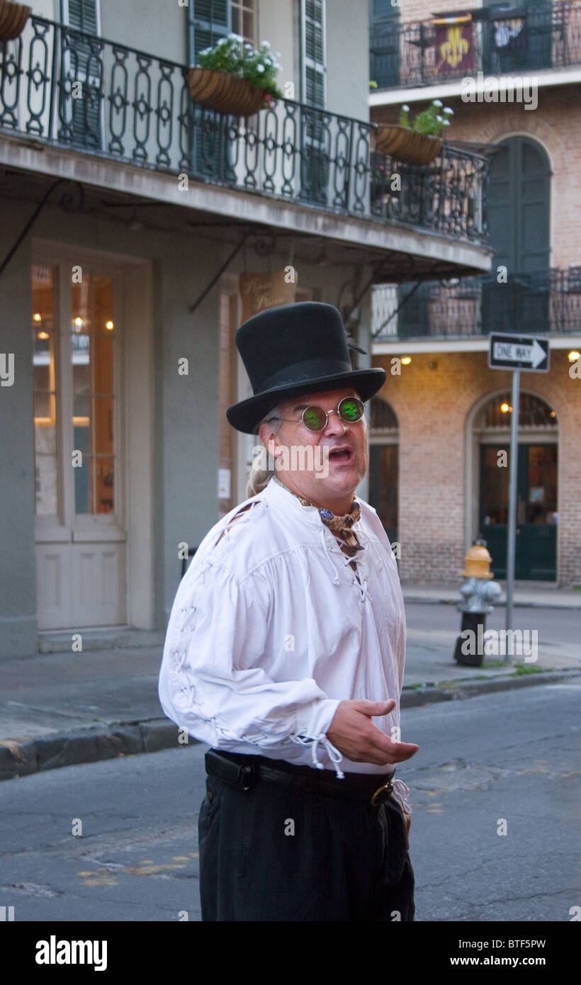 Man führt eine Geistertour verfolgt mehrere Häuser in New Orleans French Quarter. Stockfoto