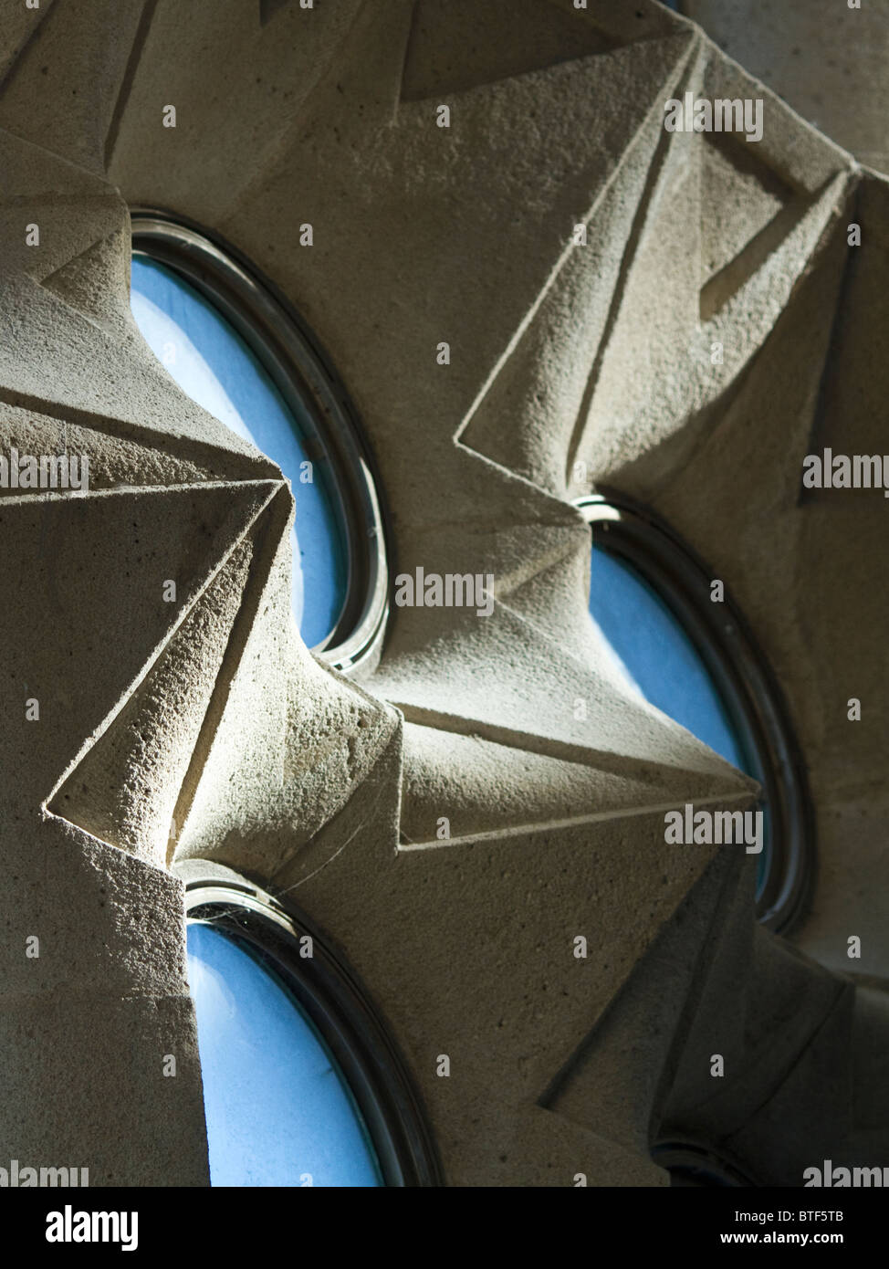 Die Kathedrale Sagrada Familia von Gaudi - Innenraum Detail Anzeigen von Fenstern Stockfoto